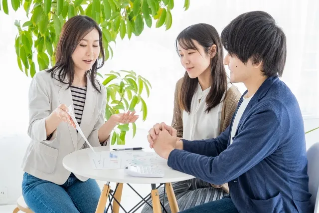 テーブルで相談する人たち