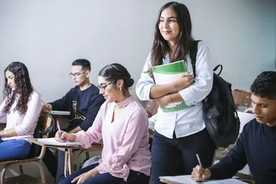 教室で勉強する生徒たち